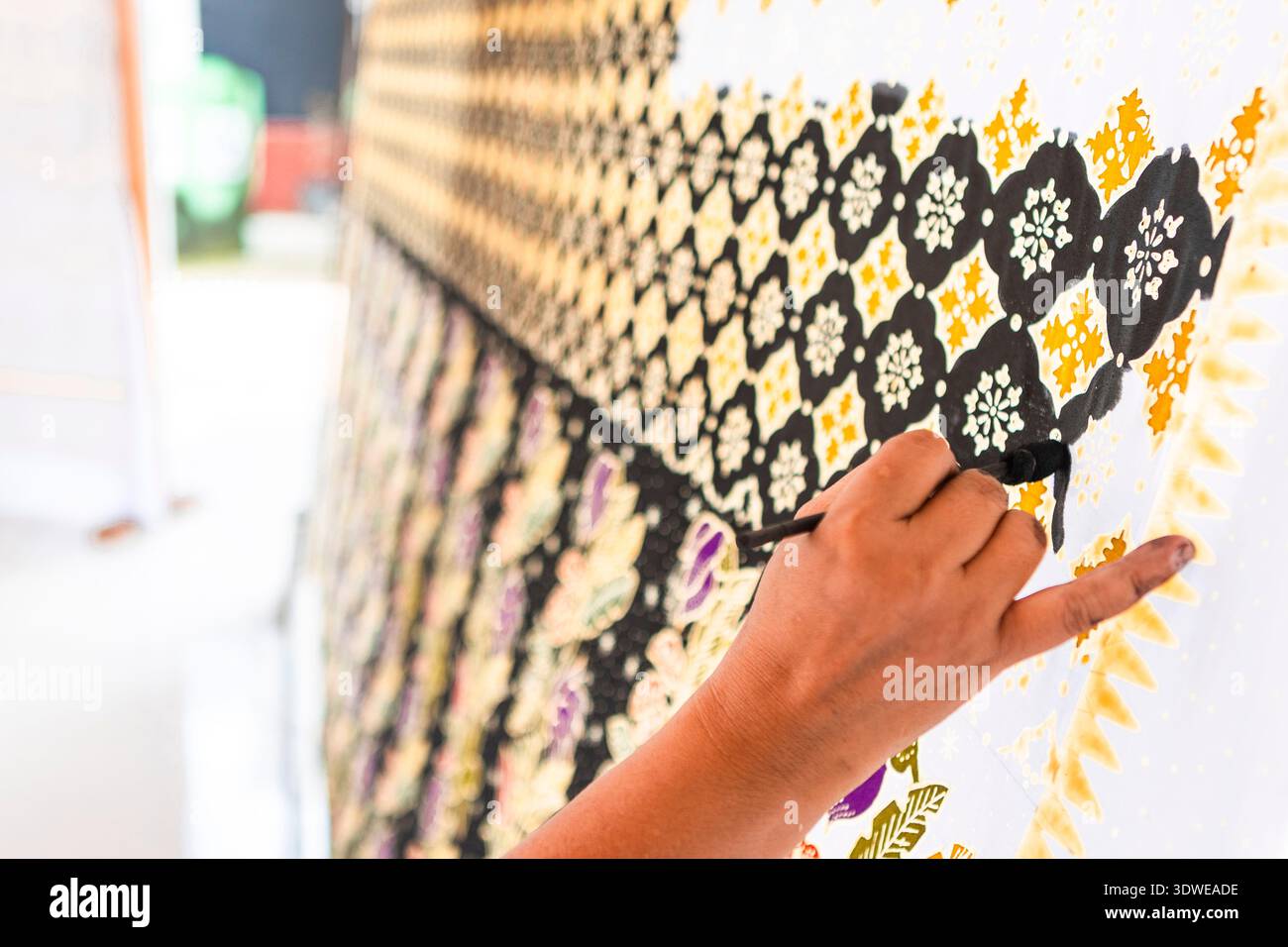 Un gros plan d'un artisan fabriquant un batik indonésien complexe, un art textile reconnu comme patrimoine culturel immatériel de l'humanité par l'UNESCO, h Banque D'Images