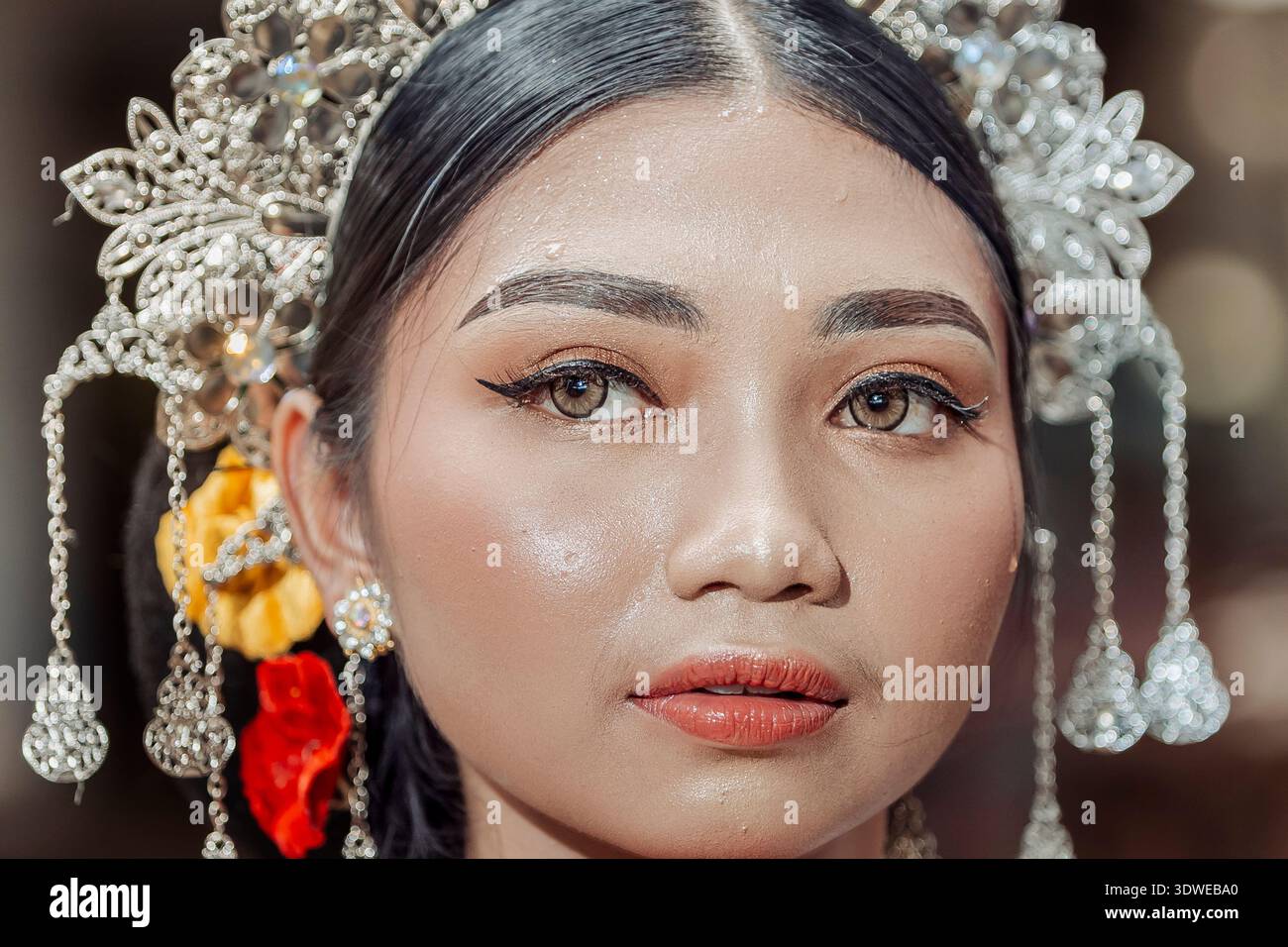 Portrait d'une femme indonésienne à Yogyakarta portant une coiffe complexe, mettant en valeur le riche héritage et l'identité culturelle des vêtements javanais. Banque D'Images
