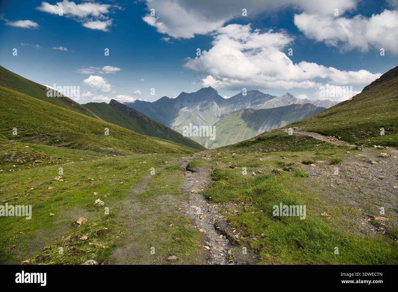 Vue panoramique de Greina Valley en Suisse sous Un ciel nuageux. Banque D'Images