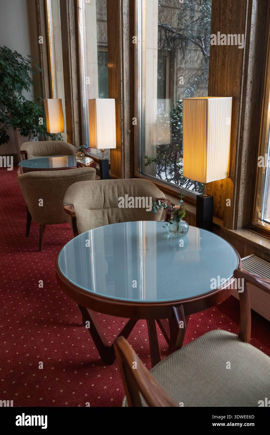 Salon confortable de l'hôtel. Charmant coin avec vue panoramique et sièges confortables Banque D'Images