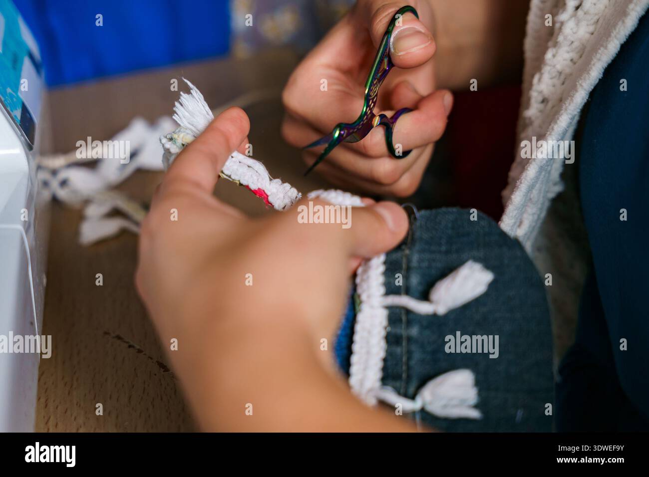 Un gros plan d'une couturière chilienne engagée dans son métier, utilisant des ciseaux pour couper le tissu dans son atelier. L'image capture la précision et la compétence d'un Banque D'Images