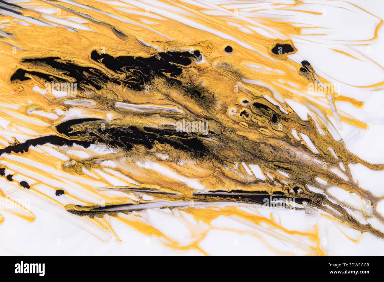 Superbe peinture acrylique abstraite avec des couleurs tourbillonnantes dorées et noires créant un arrière-plan dynamique et fluide. La composition est à la fois vibrante an Banque D'Images