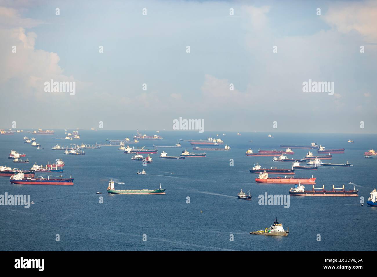 Vue aérienne de nombreux navires ancrés au large des côtes de Singapour, mettant en évidence le trafic maritime occupé dans l'une des plus importantes Globa au monde Banque D'Images