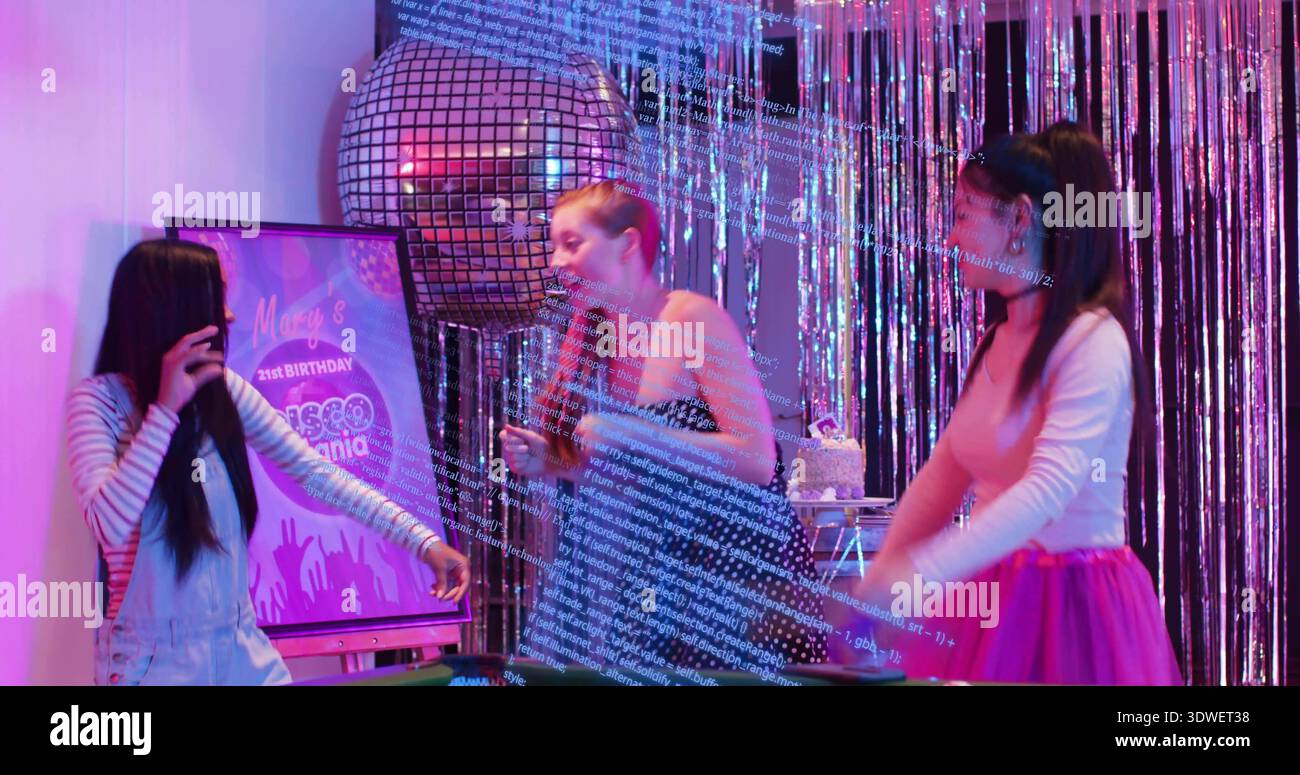 Souriant trois femmes adultes portant des tenues festives se mêlant au coin de la fête avec boule disco et gâteau Banque D'Images
