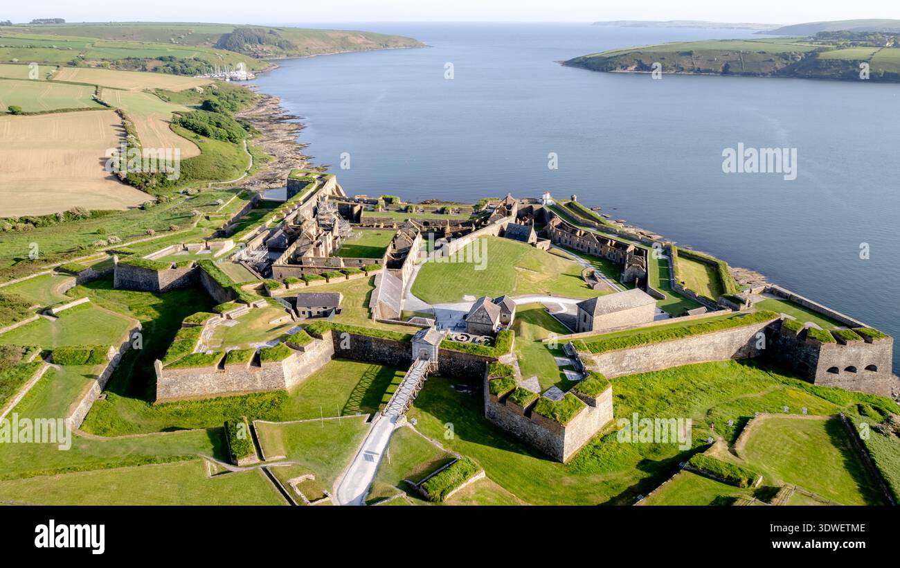 Vue aérienne de Charles Fort, une forteresse en forme d'étoile du 17ème siècle, située à Kinsale, Irlande. Le site historique surplombe une baie magnifique et Banque D'Images