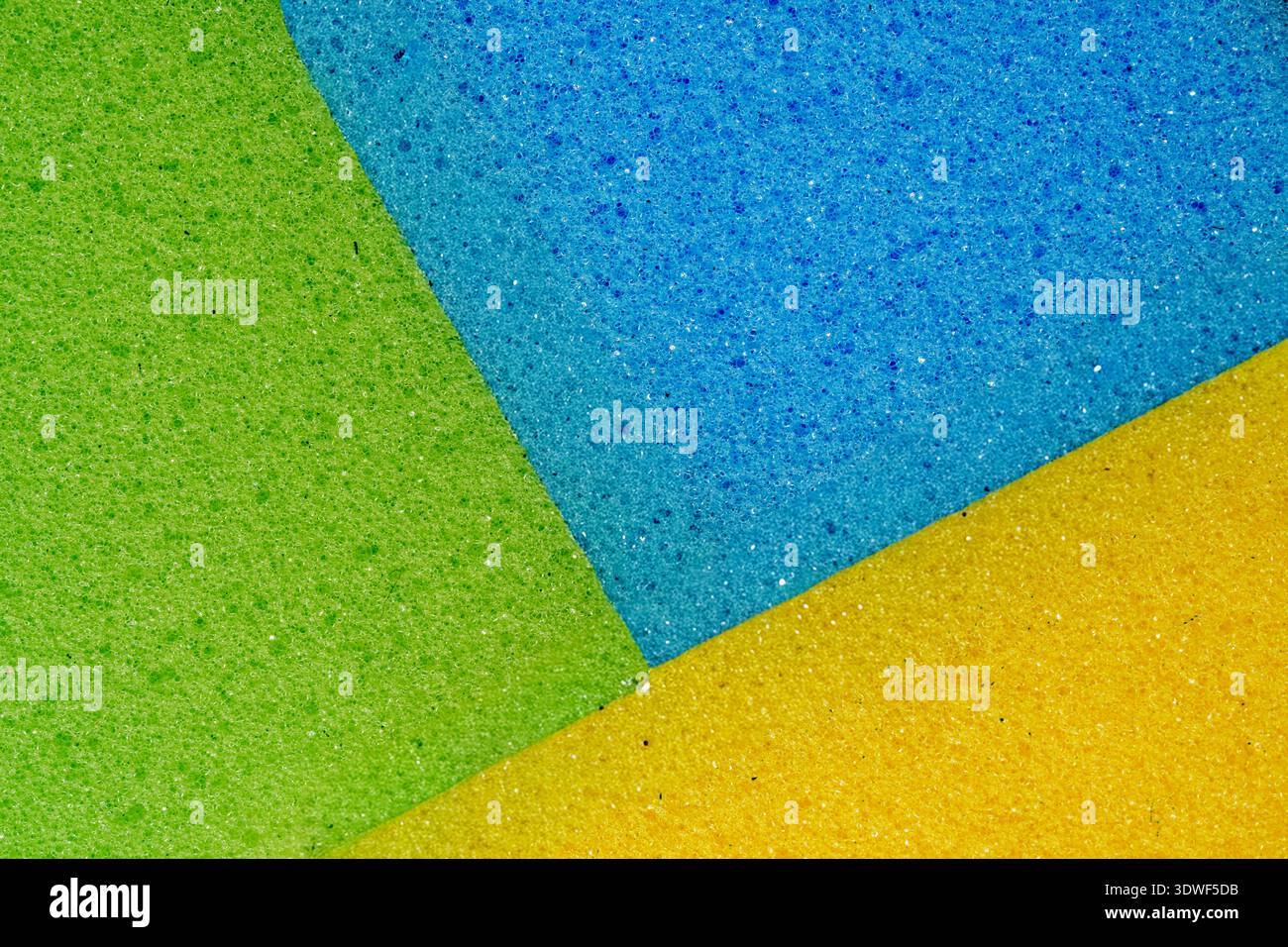 EPONGE poreuse aux couleurs vives transmettant fraîcheur et propreté Banque D'Images