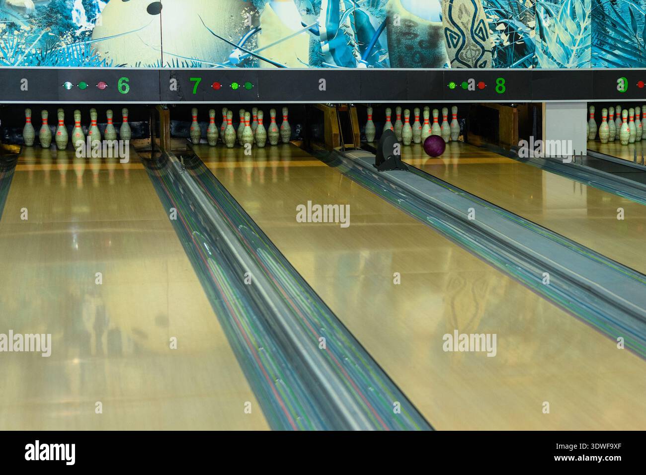 Oulianovsk, Russie - 11 février 2022 : pistes de bowling avec des balles et des épingles. Centre de bowling. Banque D'Images