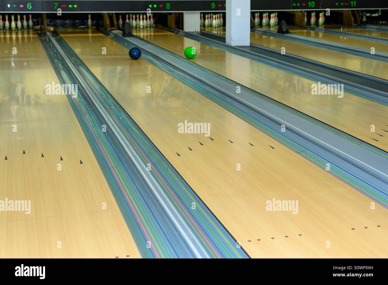 Oulianovsk, Russie - 11 février 2022 : pistes de bowling avec des balles et des épingles. Centre de bowling. Banque D'Images