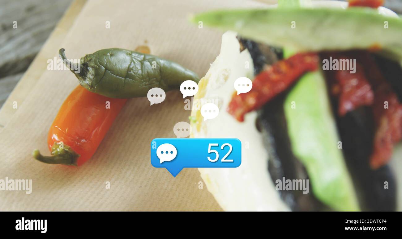 Montrant coin plié rempli de légumes rôtis sur papier kraft, deux piments, bulle bleue 52 Banque D'Images