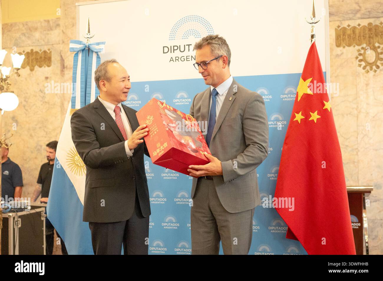 Martin Menem (sous-ministres), Amb. Wang Wei (RPC) et J. Santillan (Friendship Group) à l'événement Chinese New Year Fire Horse. Buenos Aires. 24 février 2026. Banque D'Images