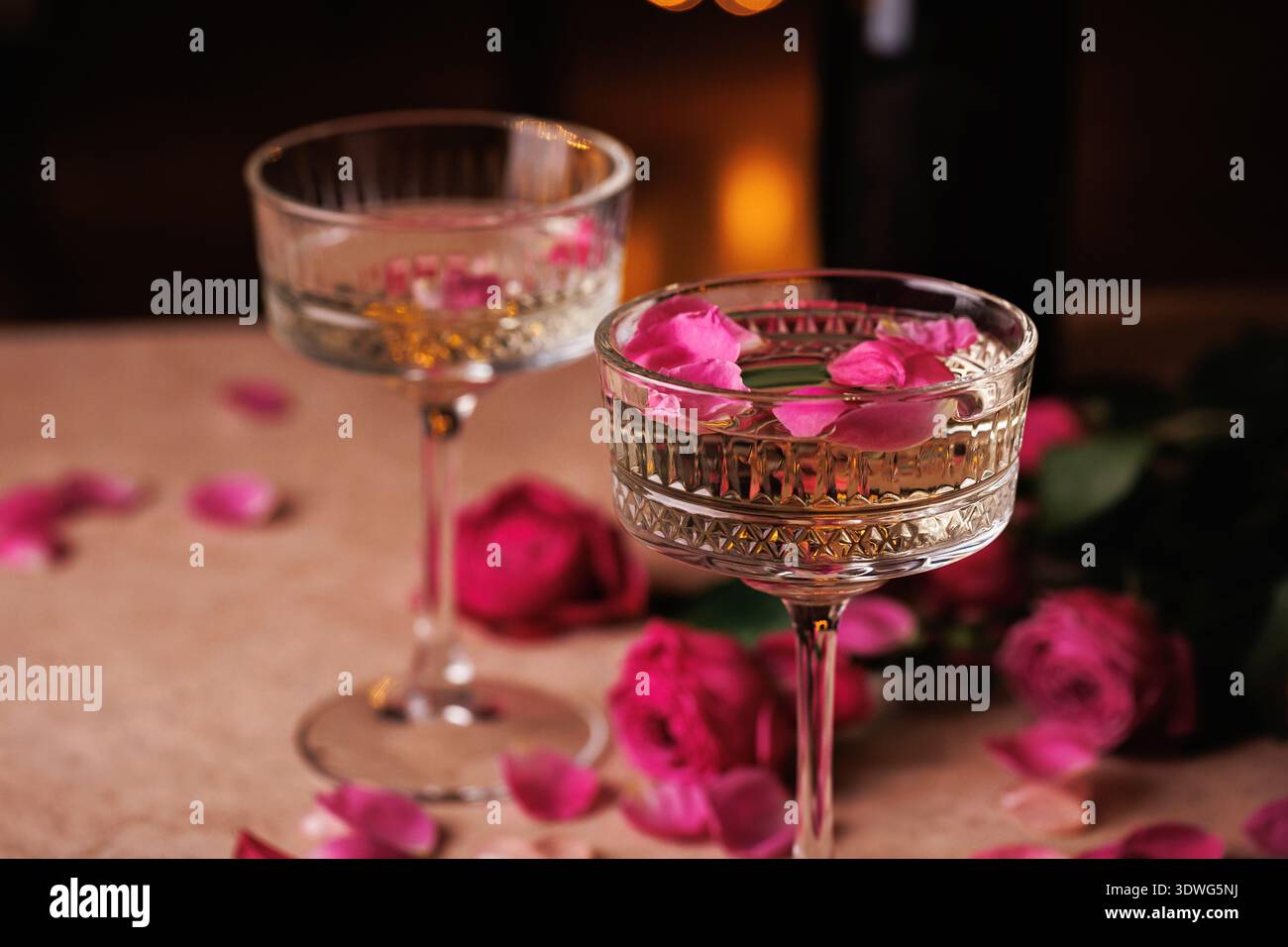 Élégant verre à champagne au décor romantique Banque D'Images