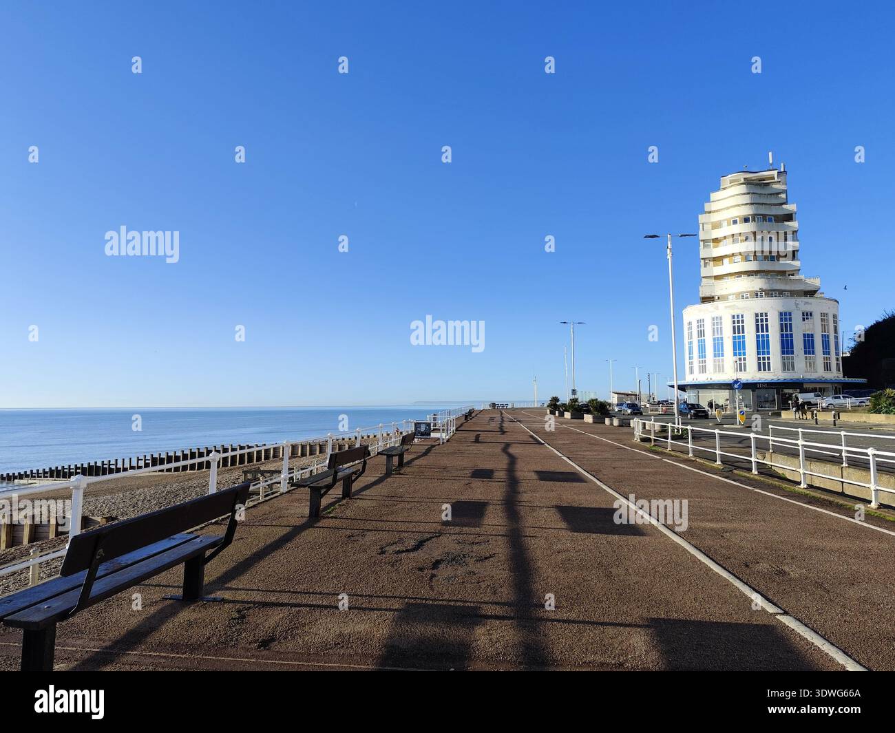 Front de mer de St Leonards-on-Sea avec l'emblématique immeuble Art déco Modern Marine court, St Leonards, Sussex, Royaume-Uni Banque D'Images