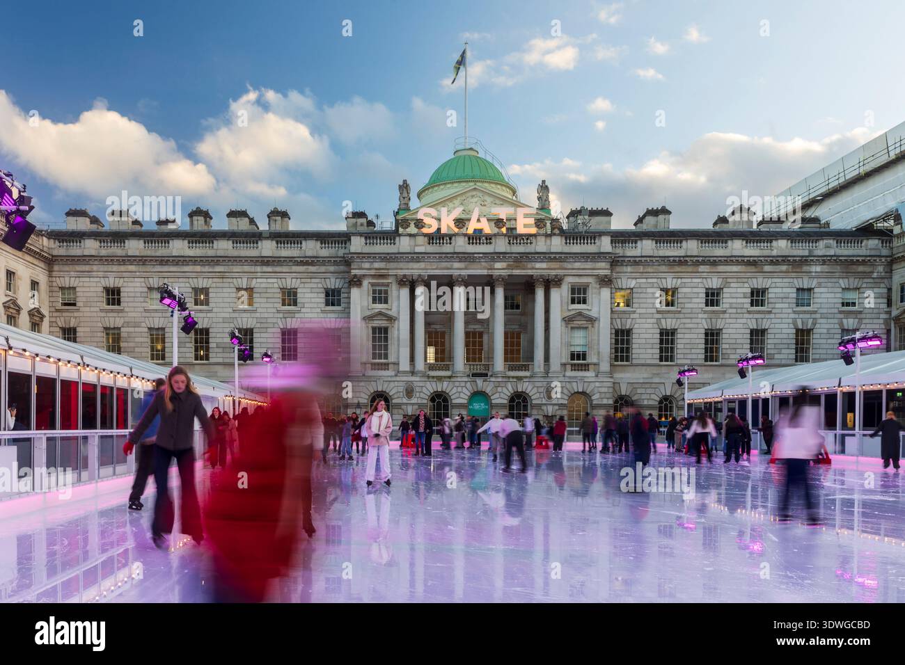 Londres, Royaume-Uni, 12 décembre 2026, entrée de l'hôtel Savoy décoré pour la période de noël à Londres. Banque D'Images