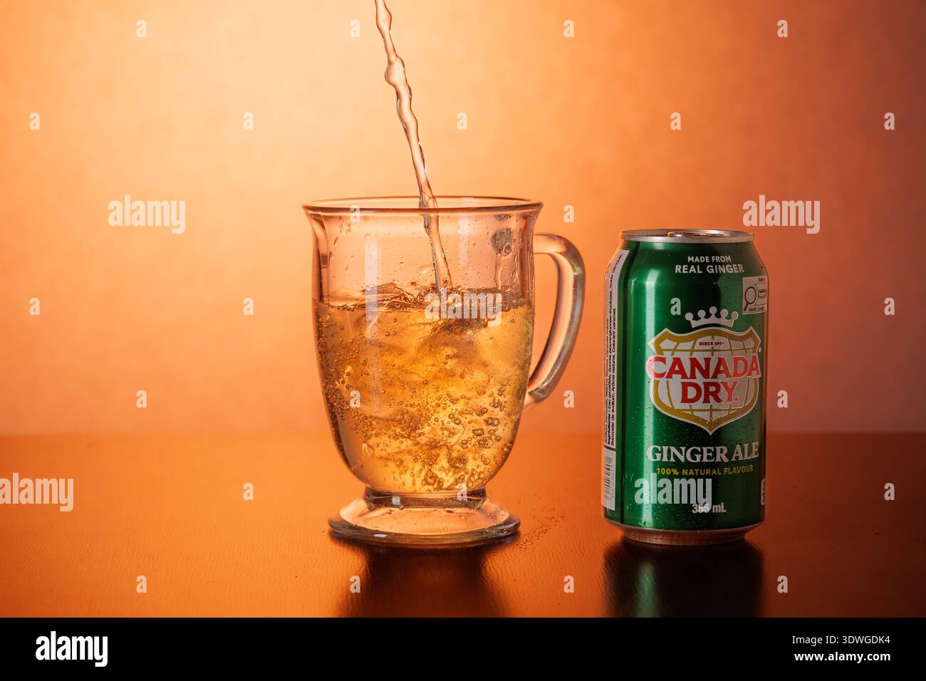 Canada Dry Ginger ALE versé dans une tasse en verre avec de la glace. Banque D'Images