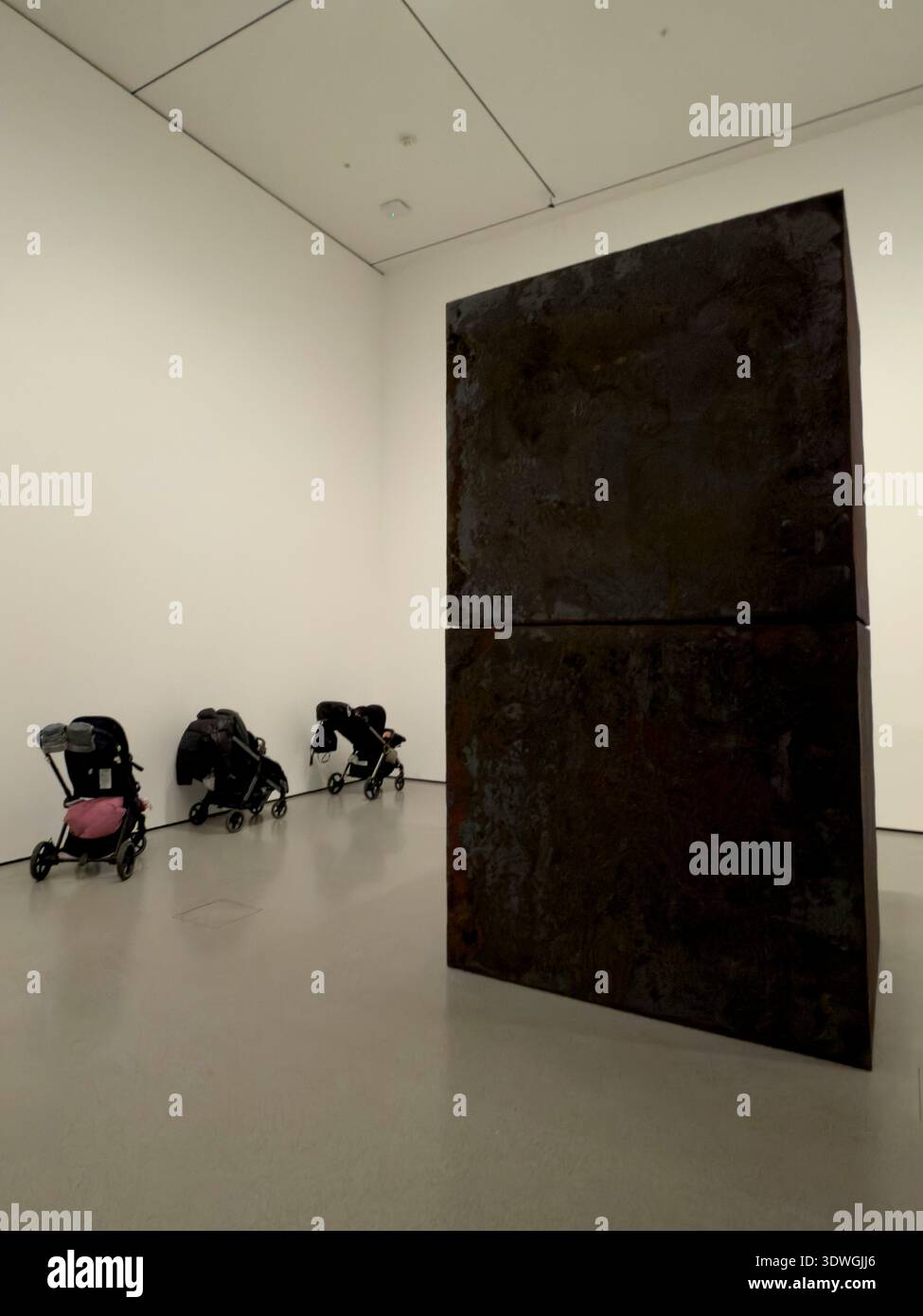 18 février 2026, New York, New York, USA : poussettes et Richard Serra au musée d'art moderne de New York, 18 février 2026. (Crédit image : © John Marshall Mantel/ZUMA Press Wire) USAGE ÉDITORIAL SEULEMENT ! Non destiné à UN USAGE commercial ! Banque D'Images