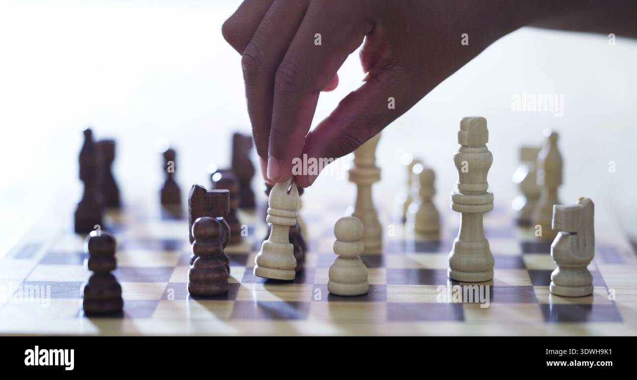 Mains, échecs et évêque avec jeu de société à la maison, pièce et résolution de problèmes avec jeu en compétition. Personne, jouets en bois et prendre pion avec concours Banque D'Images