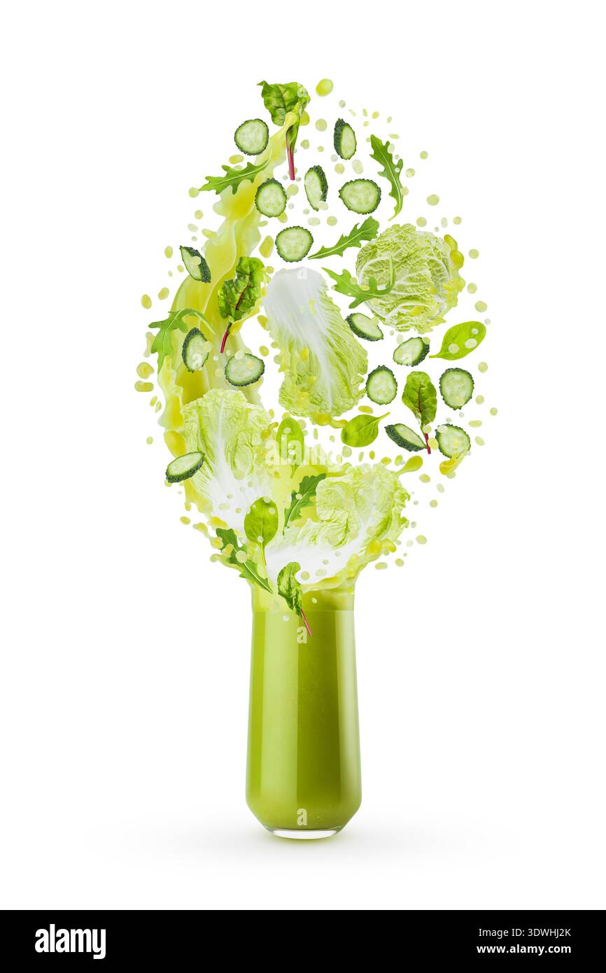 Smoothie de légumes verts frais en verre avec des feuilles vertes volantes, des tranches de concombre, des légumes, éclaboussures éclatantes, isolé. Vitamine bevera antioxydante Banque D'Images