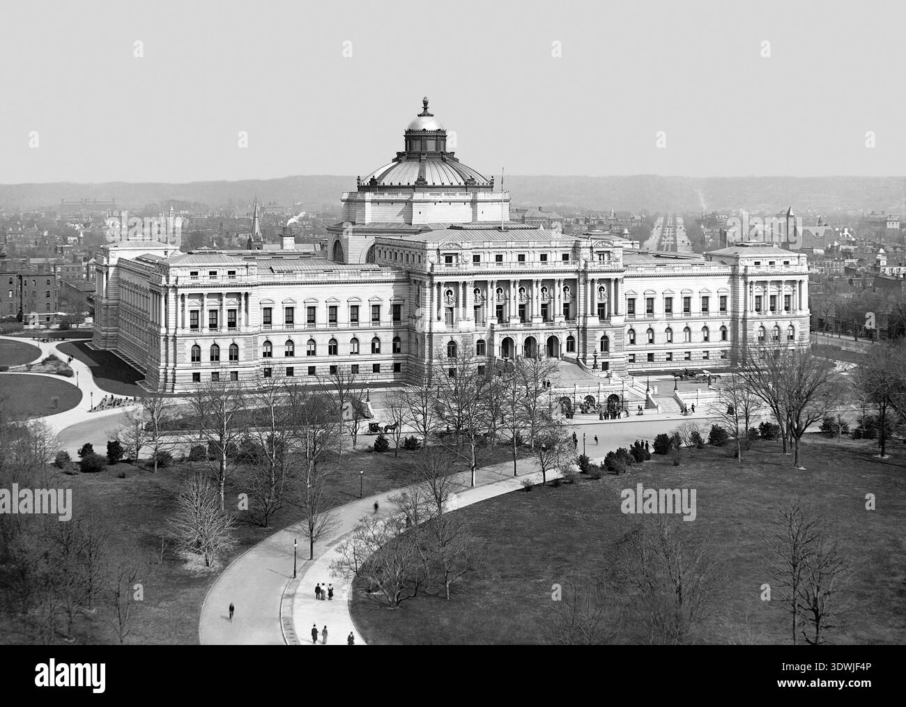 Cette photographie panoramique en noir et blanc de 1902 capture la magnifique Bibliothèque du Congrès Thomas Jefferson Building à Washington D.C. L'architecture néoclassique avec son dôme proéminent domine le cadre, entourée de terrains entretenus et d'un paysage urbain lointain. Banque D'Images