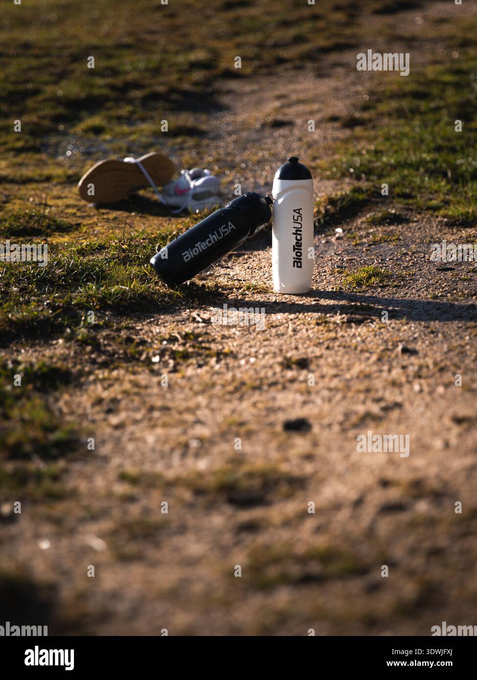 Bouteille de sport réutilisable à côté de matériel d'entraînement sur un sentier à Lyon, France. Banque D'Images