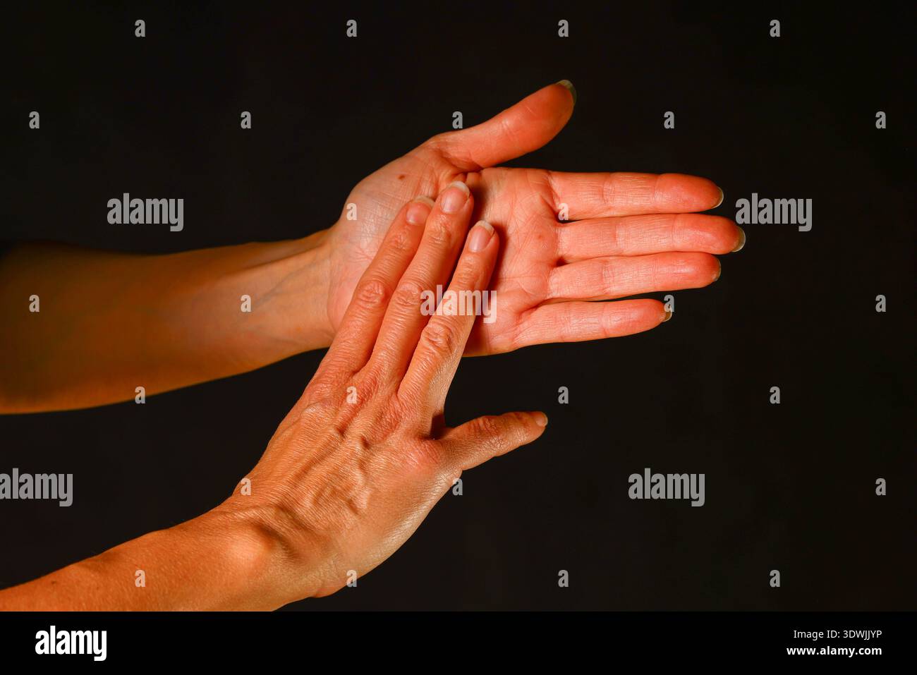 Deux mains interagissant dans un toucher doux, montrant la connexion, la communication et la signification émotionnelle subtile véhiculée par le contact humain et l'expression Banque D'Images