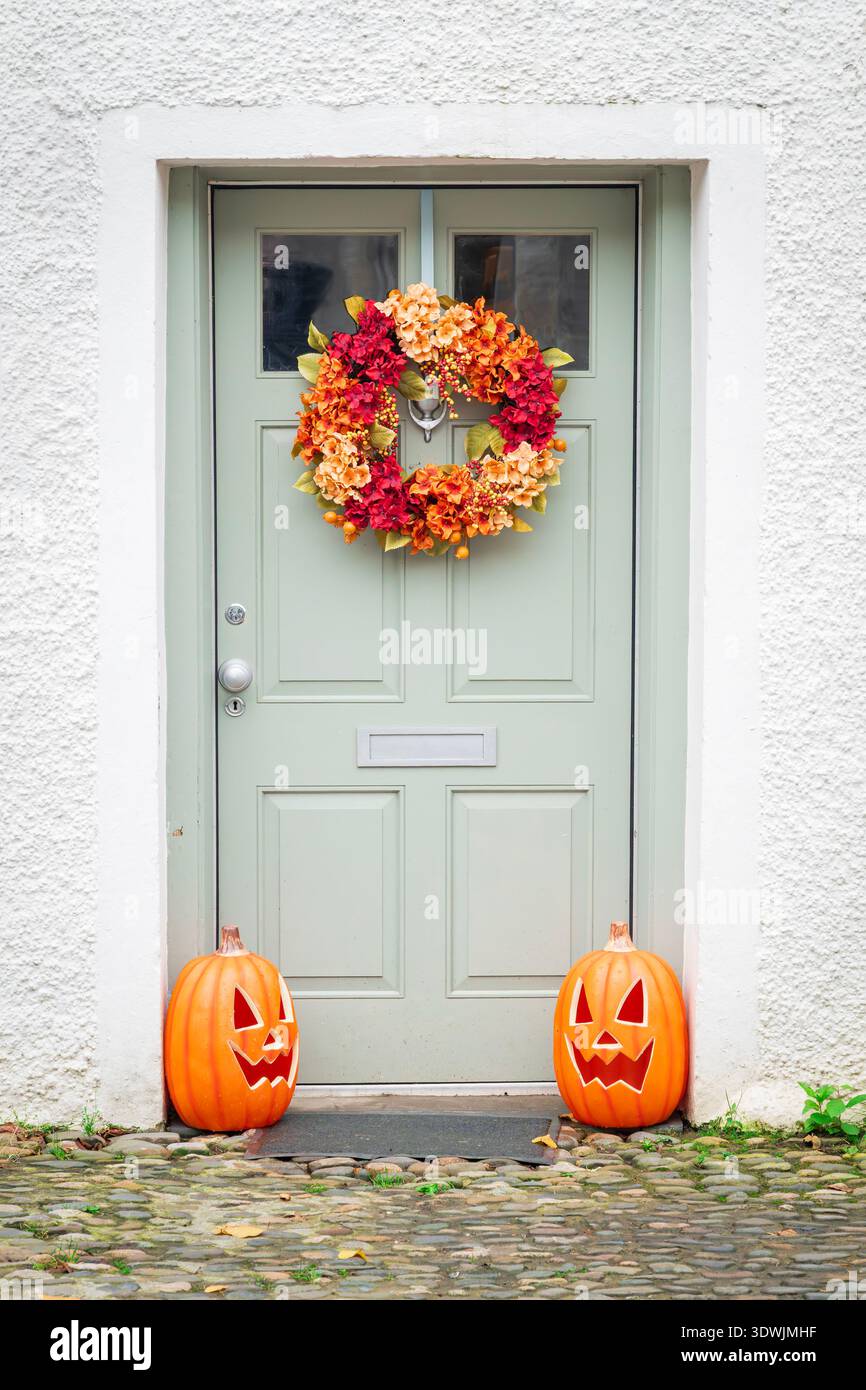 Une porte habillée pour l'automne, avec des jack-o-lanternes d'halloween, dans l'entrée Banque D'Images