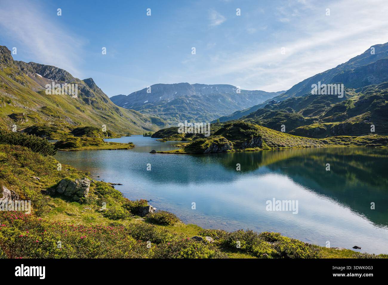 Lac de montagne tranquille Unterer Giglachsee entouré de hauts sommets et de sentiers de randonnée dans les Alpes autrichiennes, région de Styrie Banque D'Images