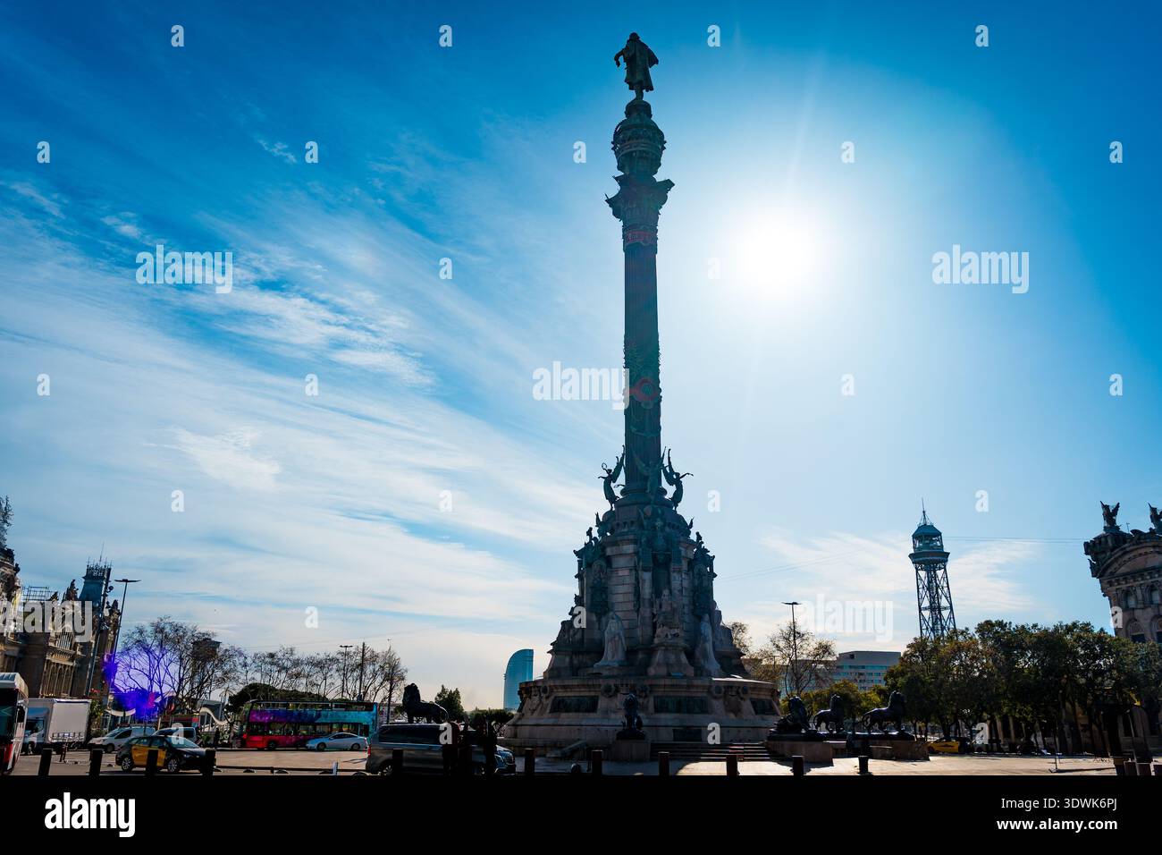 Vue du monument de Christophe Colomb à Barcelone sur la journée ensoleillée d'été dans la rue Ramblas, point de repère touristique Banque D'Images