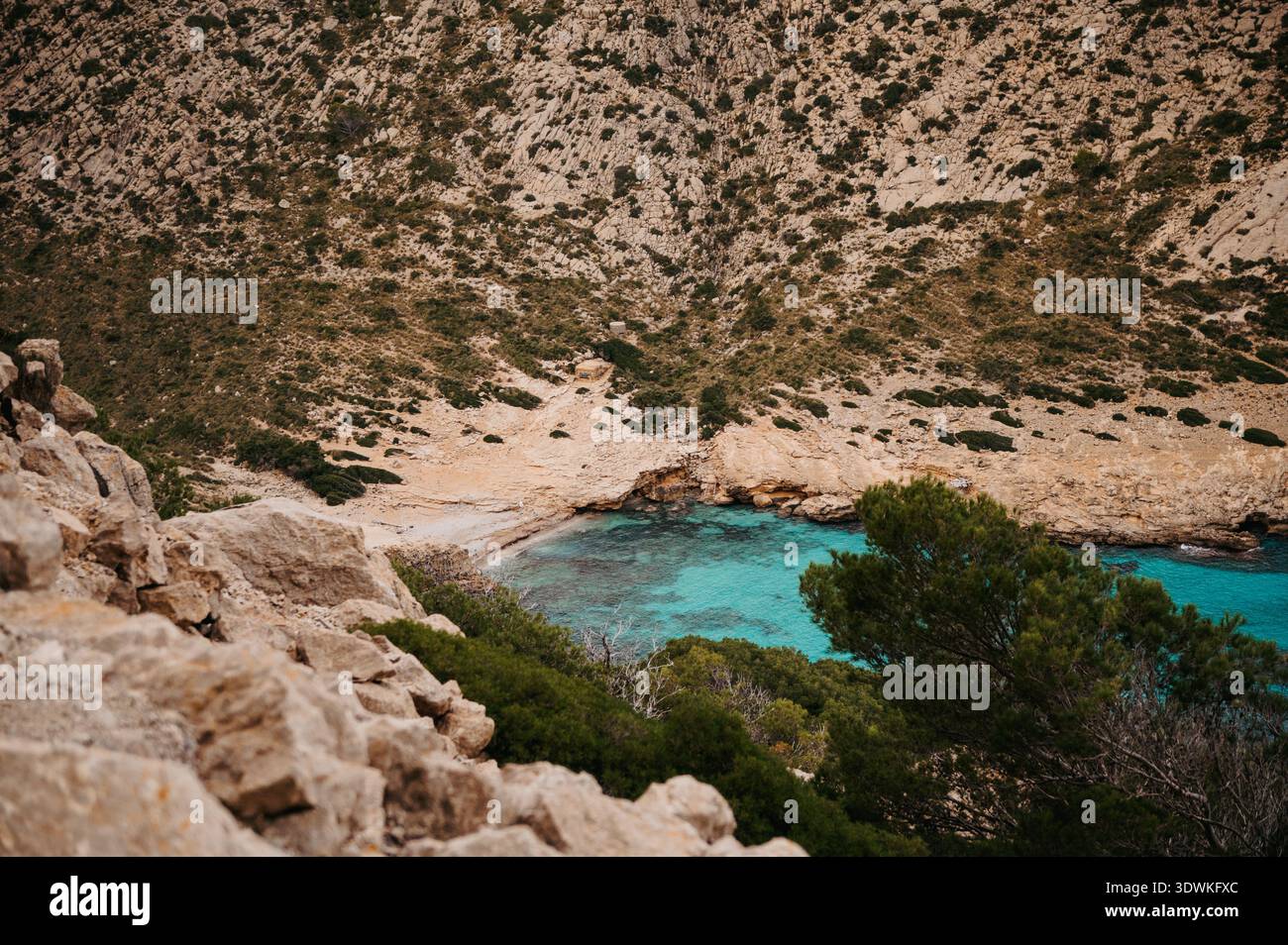 Turquoise Cala Figuera crique en contrebas des falaises calcaires, Majorque, Espagne Banque D'Images