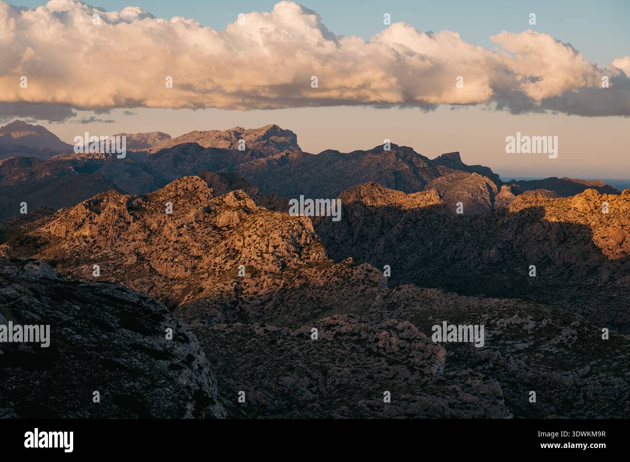 Lever de soleil doré sur les montagnes accidentées de la Serra de Tramuntana, Majorque Banque D'Images