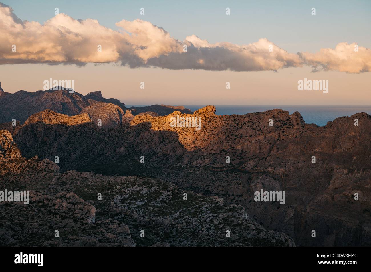 Première lumière du soleil touchant les sommets rocheux de la Serra de Tramuntana au lever du soleil Banque D'Images