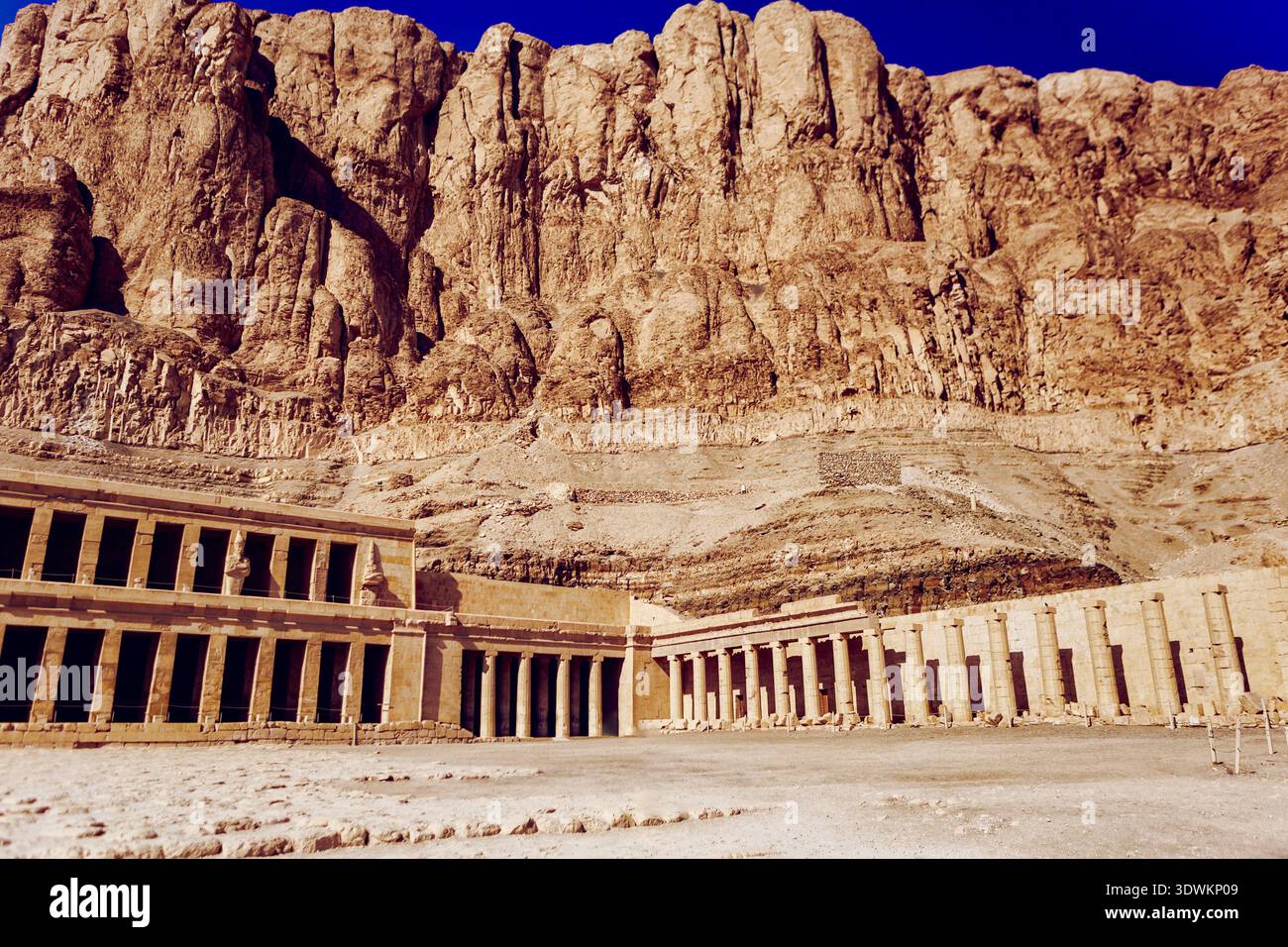 Temple mortuaire d'Hatshepsout (Djeser-Djeseru) en contrebas de falaises calcaires dans une vallée désertique, Deir el-Bahari, Vallée des Rois, Louxor, Egypte Banque D'Images