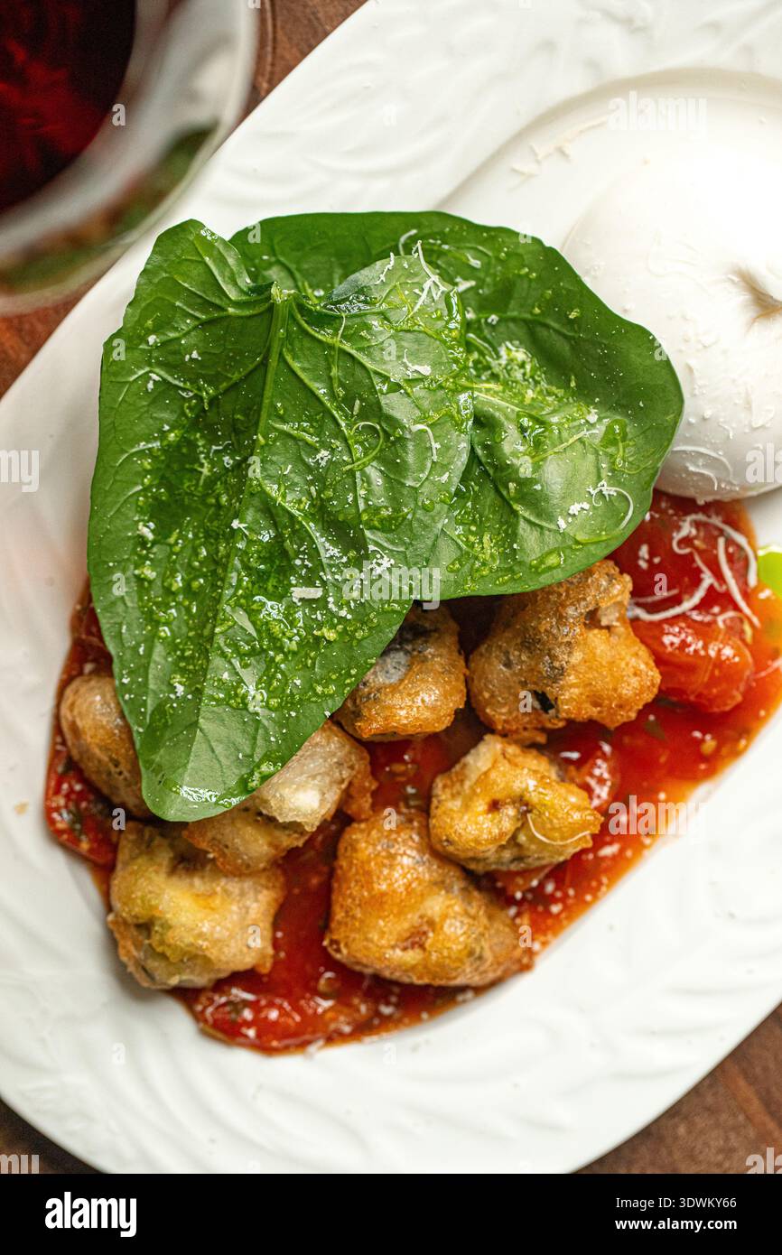 Burrata avec poulet rôti et vin rouge Banque D'Images