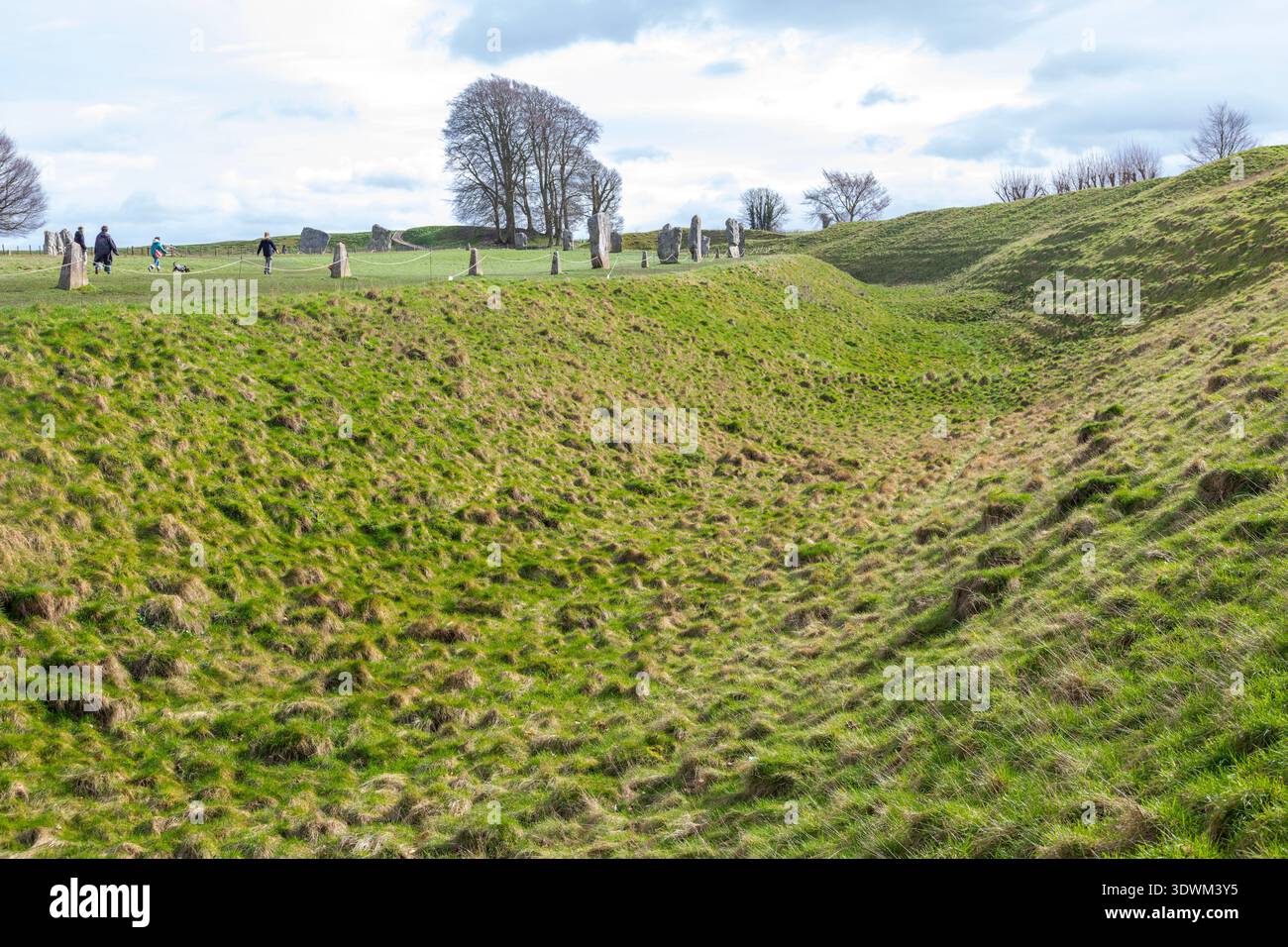 Banc de terrassement et fossé, pierres debout de henge préhistorique et cercle de pierre, Avebury, Wiltshire, Angleterre, Royaume-Uni Banque D'Images