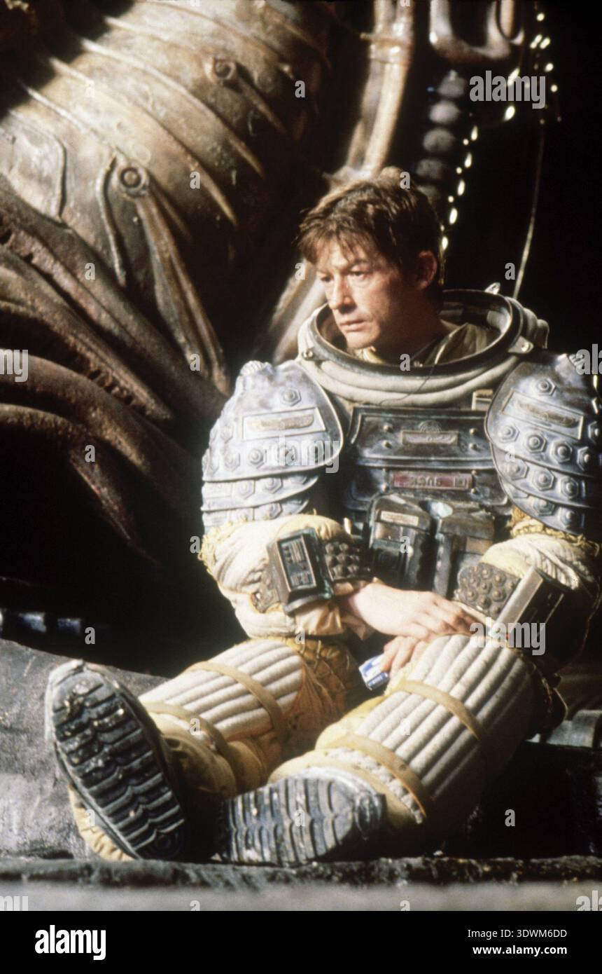 Alien est un film d'horreur de science-fiction réalisé par Ridley Scott et écrit par Dan O'Bannon, sorti en 1979, basé sur une histoire de O'Bannon et Ronald Shusett. Il suit un équipage de vaisseau spatial commercial qui enquête sur un vaisseau spatial abandonné et est chassé par une créature extraterrestre mortelle. Le film met en vedette Tom Skerritt, Sigourney Weaver, Veronica Cartwright, Harry Dean Stanton, John Hurt, Ian Holm et Yaphet Kotto. Banque D'Images
