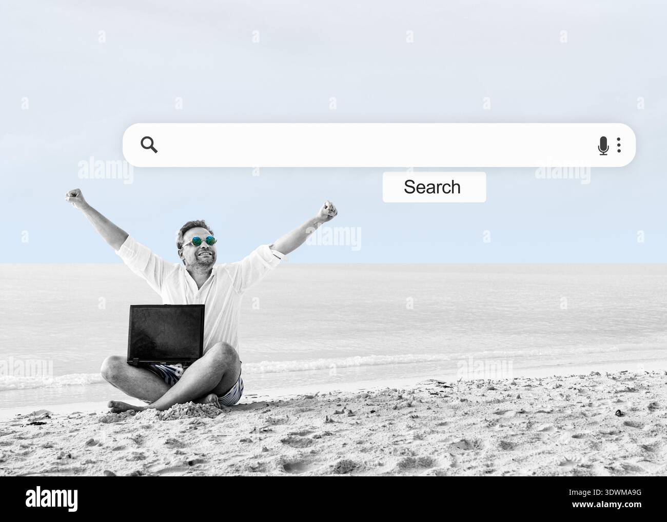 Trouvez avec succès les vacances parfaites - plage d'été. Homme d'affaires avec ordinateur portable pendant les vacances à la plage tropicale. Arrière-plan isolé. Banque D'Images