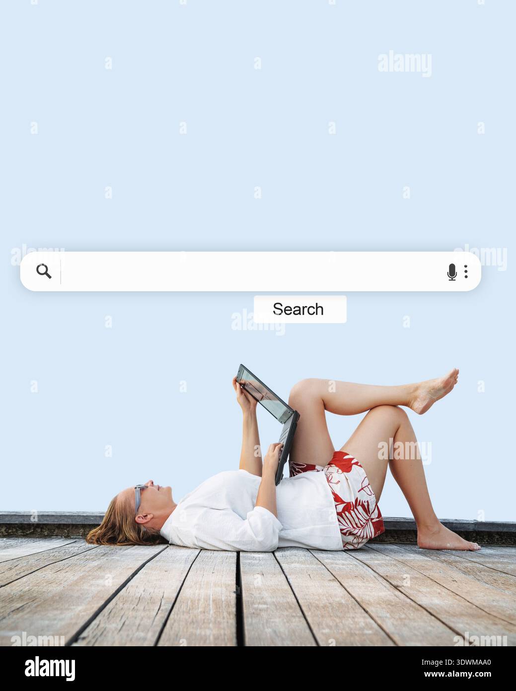 Souriante, femme réussie recherchant des informations de voyage de vacances sur Internet. Affiche avec espace de copie et zone de texte. Banque D'Images
