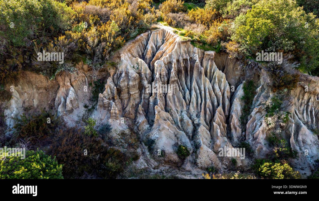 Formations rocheuses érodées naturelles et pinacles argileux sur le bord de la route entre Kalamitsi et Sikia sur la péninsule de Sithonia, en Chalcidique, Grèce. Robuste GE Banque D'Images