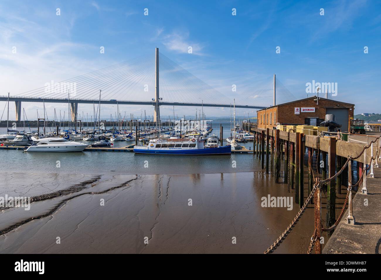 Port Edgar Marina et Queensferry Crossing Bridge au Firth of Forth dans le sud de Queensferry, Écosse, Royaume-Uni. Banque D'Images