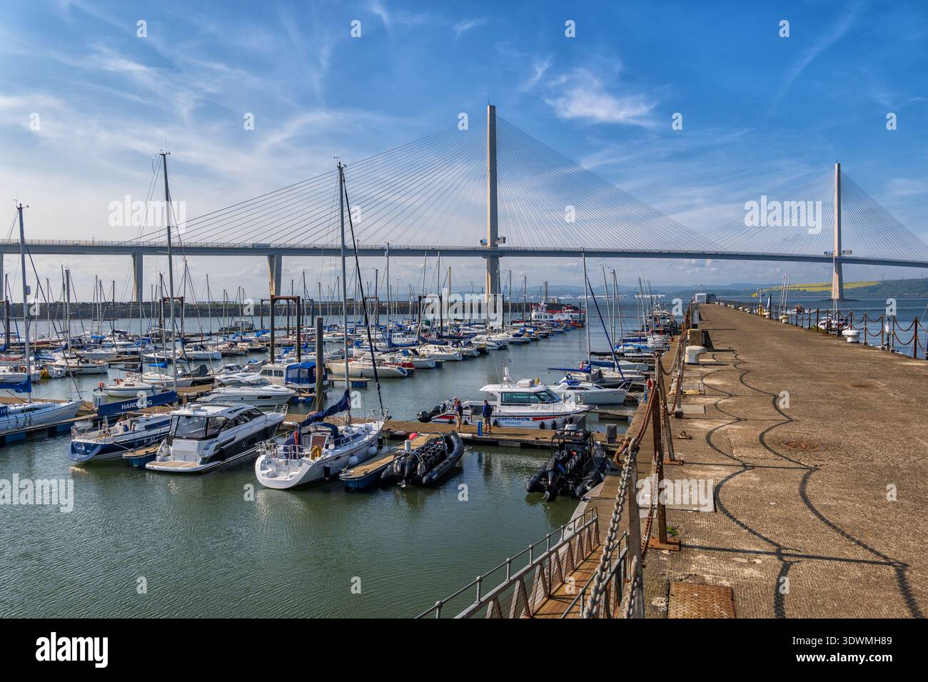 Port Edgar Marina et Queensferry Crossing Bridge au Firth of Forth dans le sud de Queensferry, Écosse, Royaume-Uni. Banque D'Images