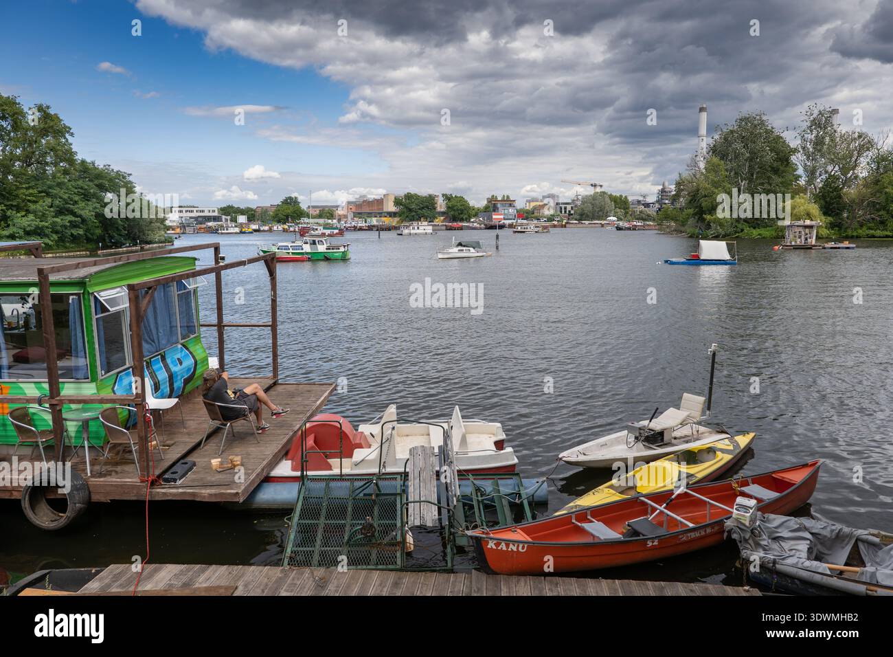 Berlin, Allemagne, péniche et canoës sur Rummelsburger voir lac, baie de la rivière Spree Banque D'Images
