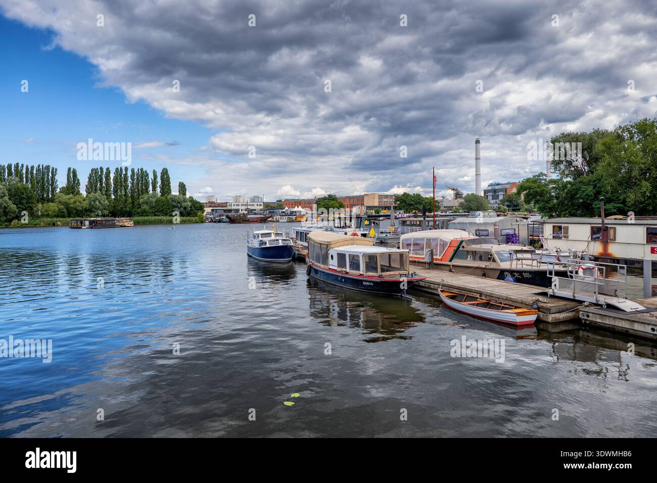 Berlin, Allemagne, bateaux et péniches à l'embarcadère dans la marina de Rummelsburger voir lac, baie de la rivière Spree. Banque D'Images