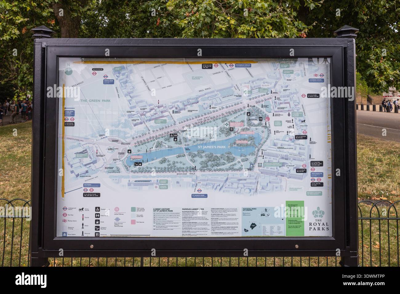 Panneau d'information avec carte dans St James's Park. Londres, Royaume-Uni, 10 août 2024 Banque D'Images