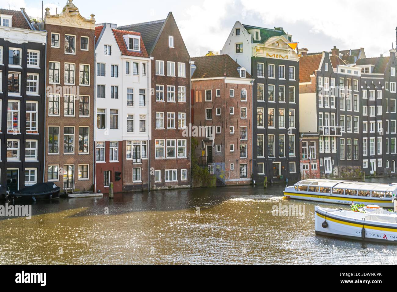 Canal d'Amsterdam eau vieilles maisons colorées dans la rangée. Architecture de bâtiment du centre-ville. Port de bateau. Amsterdam, pays-Bas - 27 octobre 2025 Banque D'Images