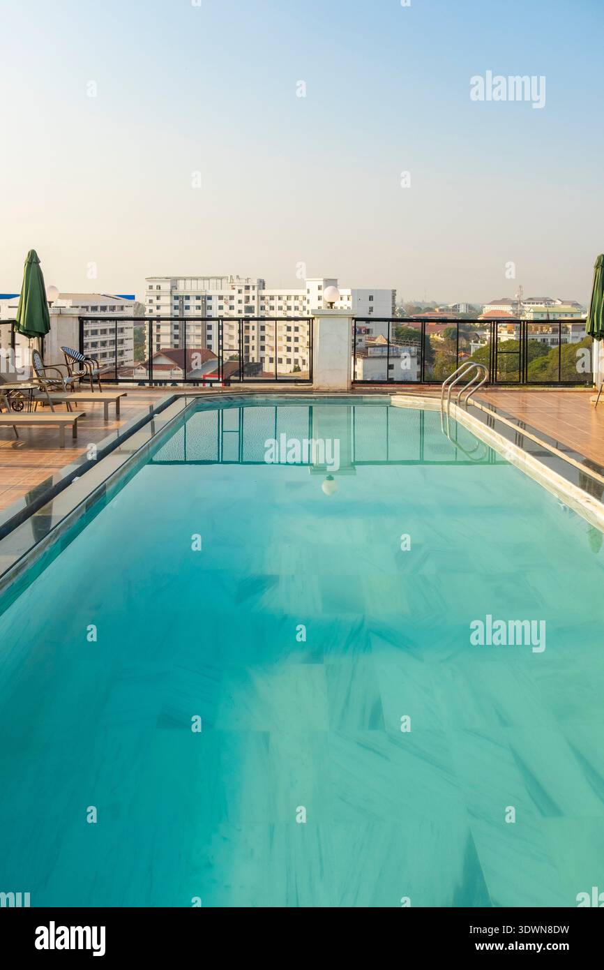 Laos, Vientiane, la piscine sur le toit de l'Azalea Parkview Hotel Banque D'Images
