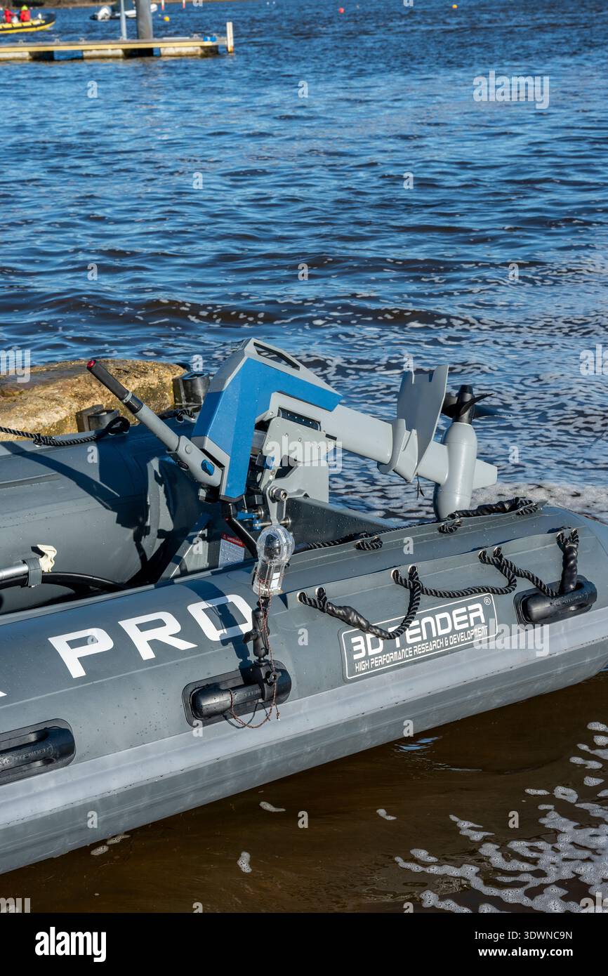 Bateau gonflable moderne alimenté par batterie électrique de nervure, bateau gonflable 3d tendre avec moteur hors-bord électrique. Banque D'Images