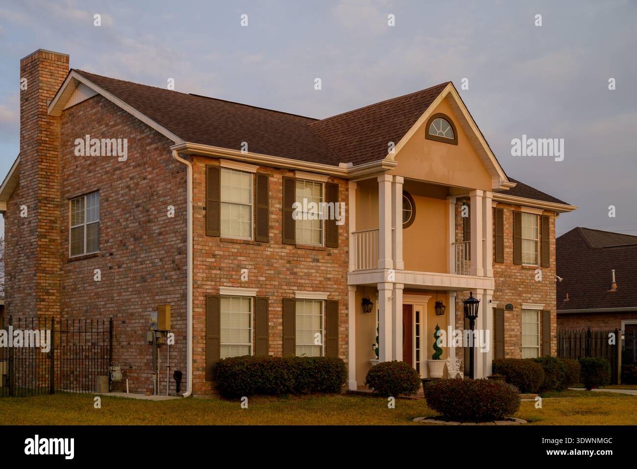 La Nouvelle-Orléans, Louisiane, États-Unis – 14 février 2026 : maisons résidentielles avec décorations mardi gras et véhicules garés dans un quartier de banlieue Banque D'Images