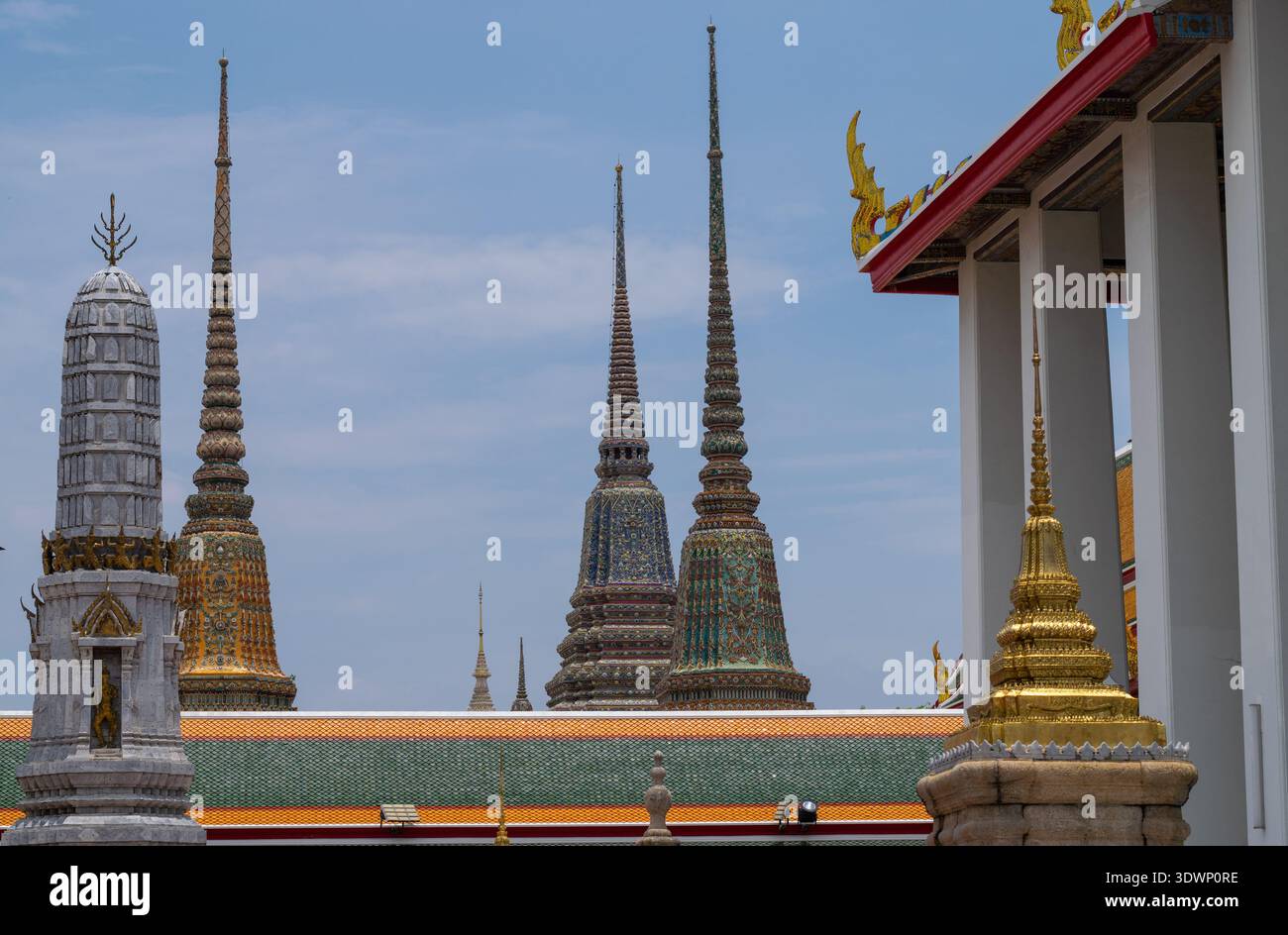 Majestueuses pagodes et architecture complexe au temple Wat Pho, Bangkok, Thaïlande Banque D'Images