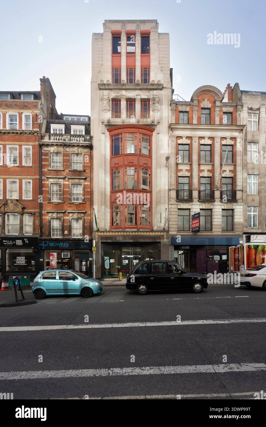 Taxi noir et voiture bleue sur Fleet Street, Londres Banque D'Images