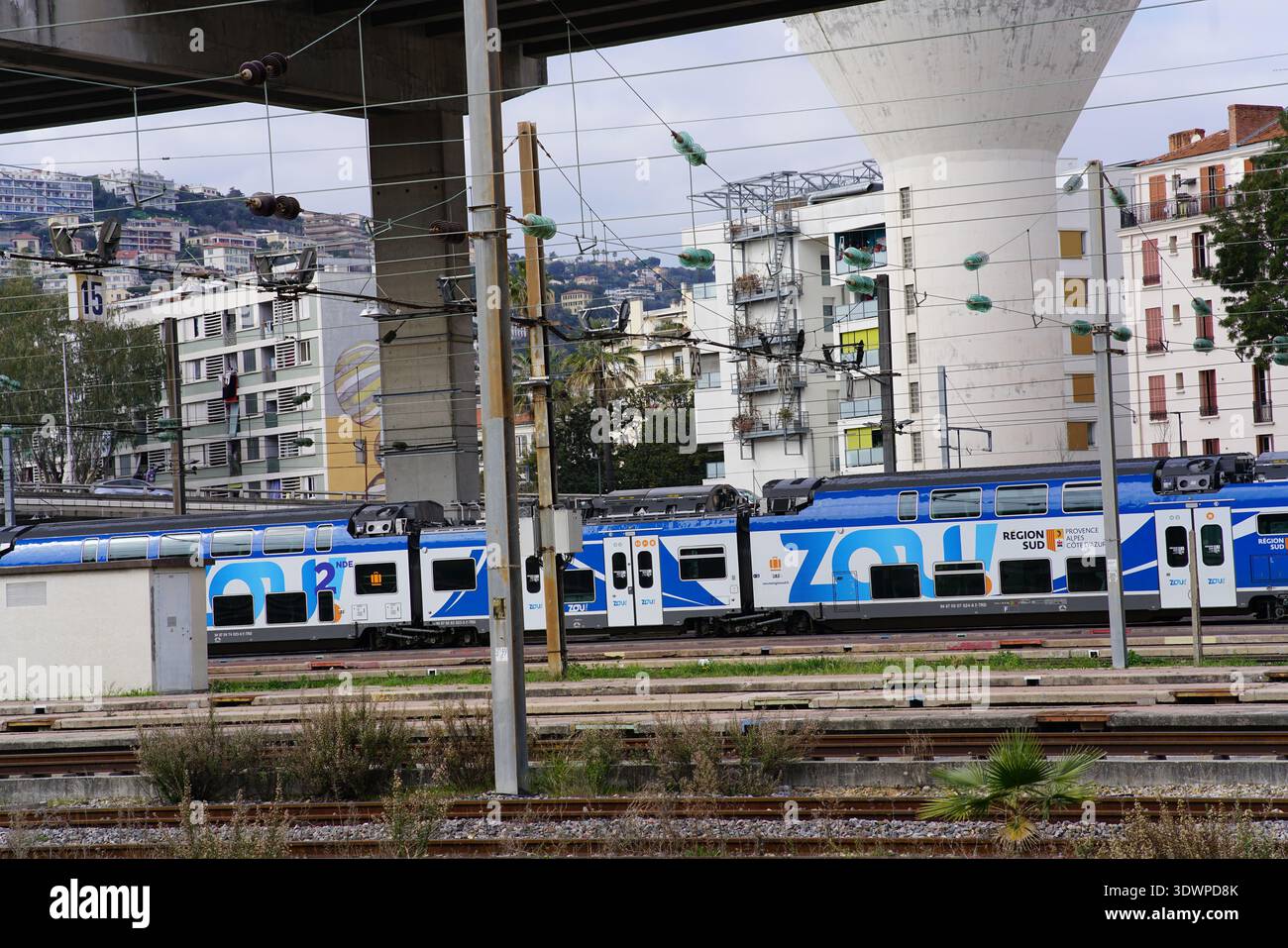 ZOU ! Train à deux étages sur les voies de la Gare de Nice-ville, pont supérieur et vue sur la colline urbaine, Nice French Riviera station.Nice, France Banque D'Images