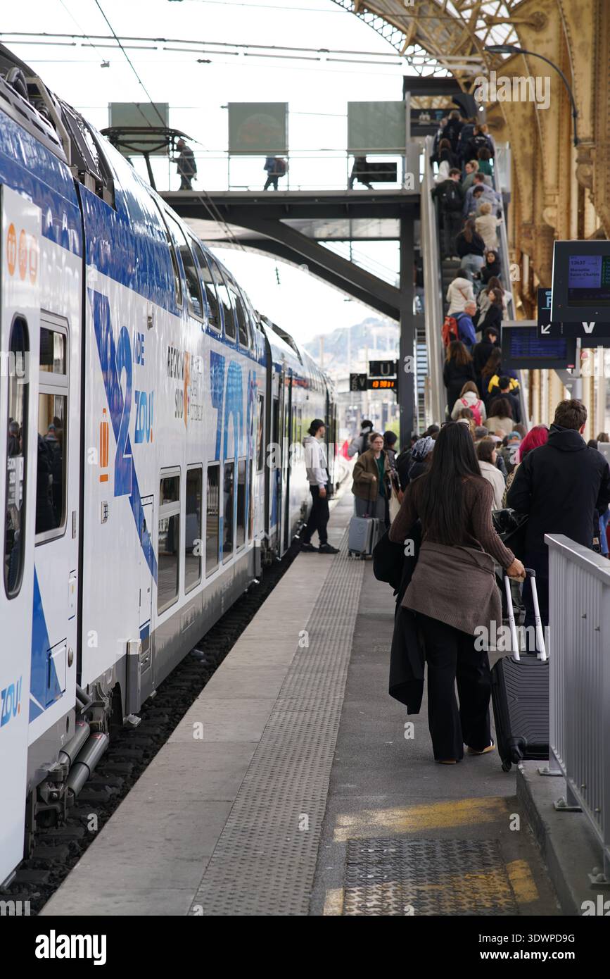 Plate-forme occupée avec ZOU ! Train à impériale et passagers embarquant à la Gare de Nice-ville, toit historique et foule, gare de Nice Côte d'Azur. Banque D'Images